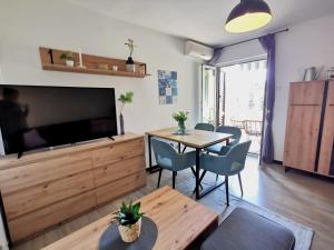 Televízia a/alebo spoločenská miestnosť v ubytovaní Apartment Summer escape Rovinj with free street parking