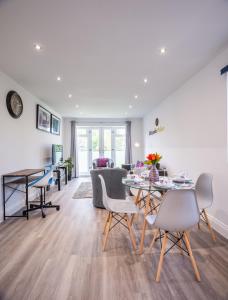 a living room with a table and chairs at Modern 1 Bed Apartment in Hatfield - Walking distance to Uni & Business Park - FREE Onsite Parking in Hatfield