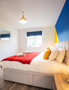 a bedroom with a large bed with yellow and red pillows at Modern 1 Bed Apartment in Hatfield - Walking distance to Uni & Business Park - FREE Onsite Parking in Hatfield