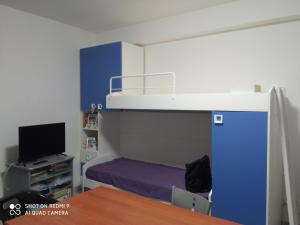 マスカリにあるLe Case di Zu Zùの二段ベッド1組、テレビが備わる小さな客室です。