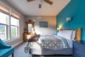 1 dormitorio con cama y pared azul en Cloudside Hotel, en Nelson