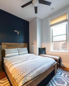 sypialnia z dużym łóżkiem i wentylatorem sufitowym w obiekcie Cloudside Hotel w mieście Nelson