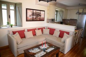 A kitchen or kitchenette at Dio Guesthouses