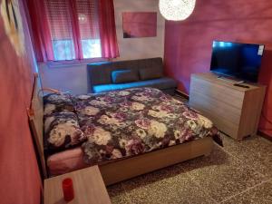 Łóżko lub łóżka w pokoju w obiekcie FLY HOUSE BOLOGNA...un appartamento al volo