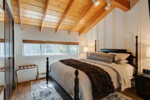 Säng eller sängar i ett rum på Ski Condo in Chalet Village at Brian Head!