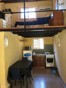 Habitación con mesa y cocina con literas. en Bungalows Costero Sur en Colón