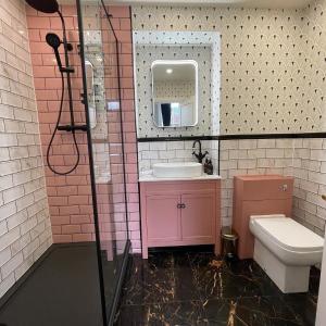
A bathroom at Atholl Arms Hotel Dunkeld
