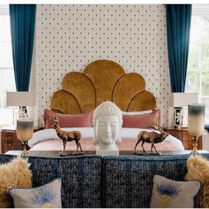 ダンケルドにあるAtholl Arms Hotel Dunkeldのベッドルーム(ベッド1台、頭像付)