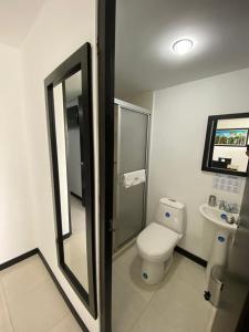 La salle de bains est pourvue de toilettes et d'un lavabo. dans l'établissement Apartamento privado a 2kms del parque del café, à Montenegro