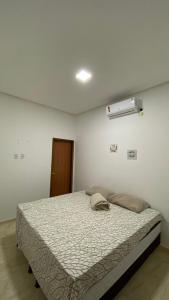 a bedroom with a bed in a white room at Pousada Boa Vista in Canindé de São Francisco
