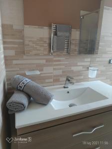 A bathroom at Casa vacanze Abbacari Még 37 kép