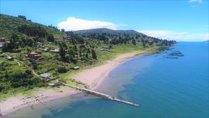 una vista aérea de una playa junto al océano en "Casa de Valentin" en Llachon