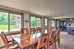 Platte Lake Home with Boat Launch and Deck!的厨房或小厨房