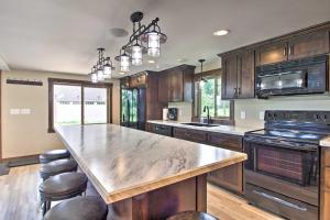 Platte Lake Home with Boat Launch and Deck!的厨房或小厨房