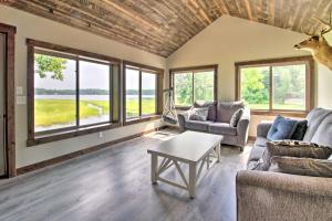 Platte Lake Home with Boat Launch and Deck!的休息区