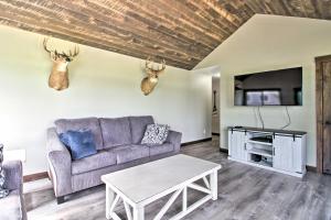 Platte Lake Home with Boat Launch and Deck!的休息区
