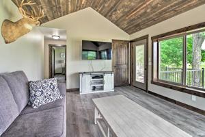 Platte Lake Home with Boat Launch and Deck!的电视和/或娱乐中心