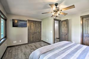 Platte Lake Home with Boat Launch and Deck!客房内的一张或多张床位