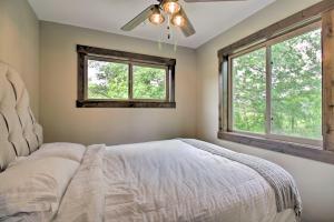Platte Lake Home with Boat Launch and Deck!客房内的一张或多张床位