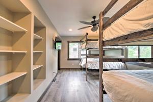 Platte Lake Home with Boat Launch and Deck!客房内的一张或多张床位