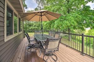 Platte Lake Home with Boat Launch and Deck!的阳台或露台