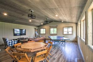 Platte Lake Home with Boat Launch and Deck!的电视和/或娱乐中心