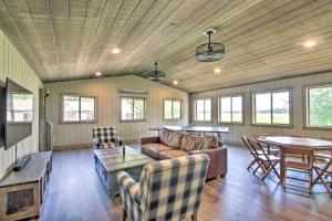 VinelandPlatte Lake Home with Boat Launch and Deck!的带沙发和桌子的客厅