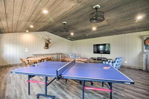 Platte Lake Home with Boat Launch and Deck!内部或周边的乒乓球设施