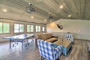 Platte Lake Home with Boat Launch and Deck!的休息区