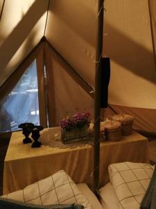 een tent met een tafel met bloemen erop bij Naturglamping in Kristianstad