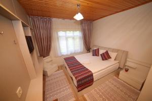 Habitación pequeña con cama y ventana en Emiroğlu Konak Otel, en Safranbolu