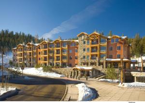 um grande edifício de apartamentos na neve com uma rua em Hyatt Vacation Club at Northstar Lodge em Truckee