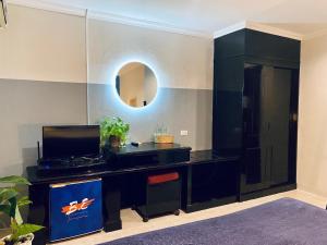 TV a/nebo společenská místnost v ubytování BH Baan Paradise Hotel Patong
