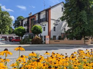 un grupo de flores amarillas frente a un edificio en AKZENT Hotel Landgasthof Murrer, en Straubing