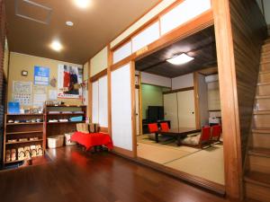 una sala de estar con una gran puerta corredera de cristal y una mesa. en Kinoie - Vacation STAY 19748v, en Toyooka