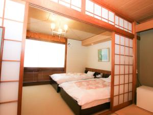 sypialnia z 2 łóżkami i oknem w obiekcie Kinoie - Vacation STAY 19748v w mieście Toyooka