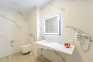 Ванна кімната в Mirage Beach Spa Hotel