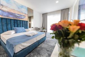 Кровать или кровати в номере Mirage Beach Spa Hotel