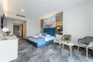 Кровать или кровати в номере Mirage Beach Spa Hotel