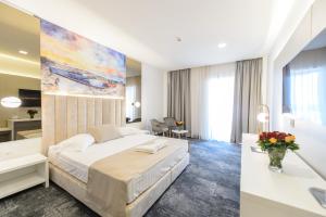 Кровать или кровати в номере Mirage Beach Spa Hotel