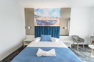 Кровать или кровати в номере Mirage Beach Spa Hotel