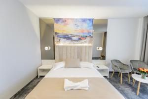 Кровать или кровати в номере Mirage Beach Spa Hotel