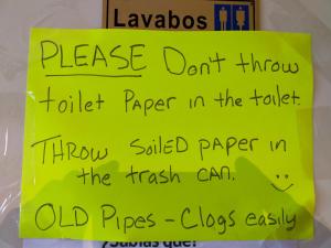 Znak z napisem "proszę nie wrzucaj papieru toaletowego do toalety" w obiekcie ALBERGUE CASA BAZTAN w mieście Uterga