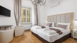 Un pat sau paturi într-o cameră la Apartments ART TEATRO