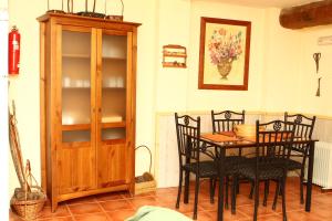 uma sala de jantar com mesa e cadeiras e um armário em Rural puebla de san miguel em Puebla de San Miguel