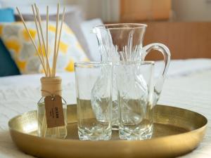 コンスタンツァにあるMarin Apartmentのテーブルにガラスの花瓶が2本並ぶトレイ