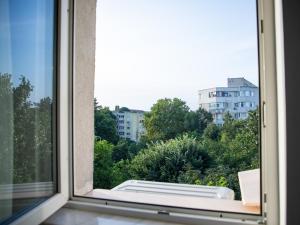 コンスタンツァにあるMarin Apartmentの市街の景色を望む開口窓