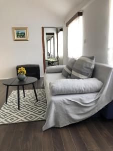sala de estar con sofá y mesa en Apartment Helena, en Dubrovnik