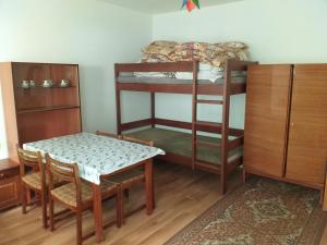 Bunk bed o mga bunk bed sa kuwarto sa Turistická ubytovňa Chalupa Runina 8