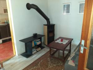 A television and/or entertainment centre at Turistická ubytovňa Chalupa Runina 8
